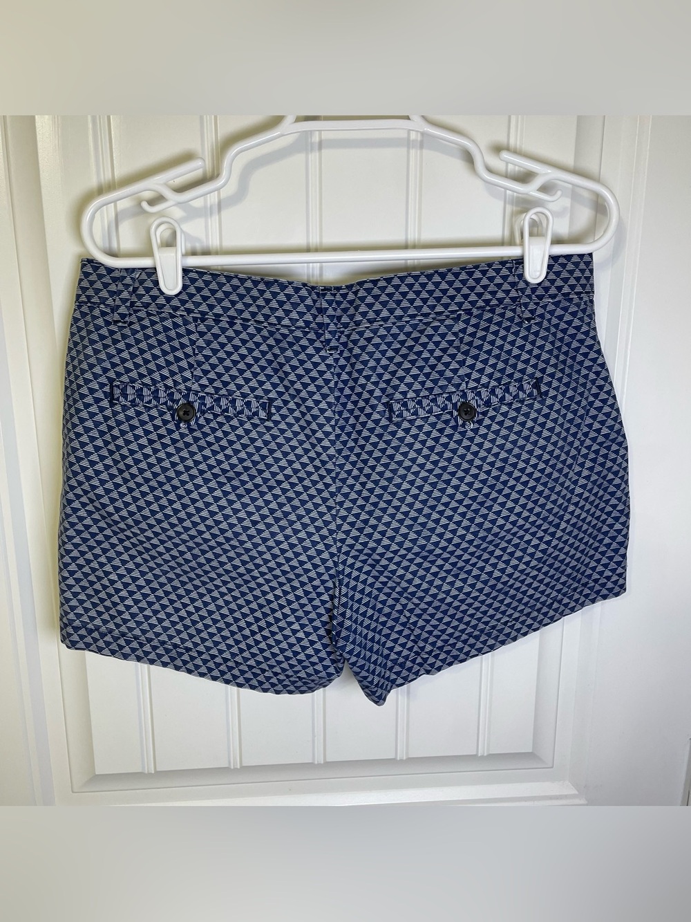 GAP Women’s 8 Reg Navy Geometric Triangle Print Shorts 5 Pockets 4” inseam - Picture 2 of 8